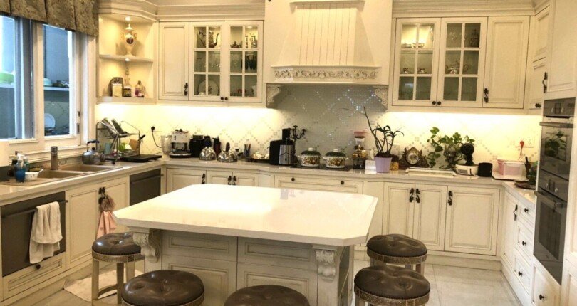 khong gian bep rong rai 12 810x430 - Giá mua bán nhà Biệt thự căn góc Nam Thiên 3 nội khu Cảnh Đồi Phú Mỹ Hưng Quận 7 T11/2024