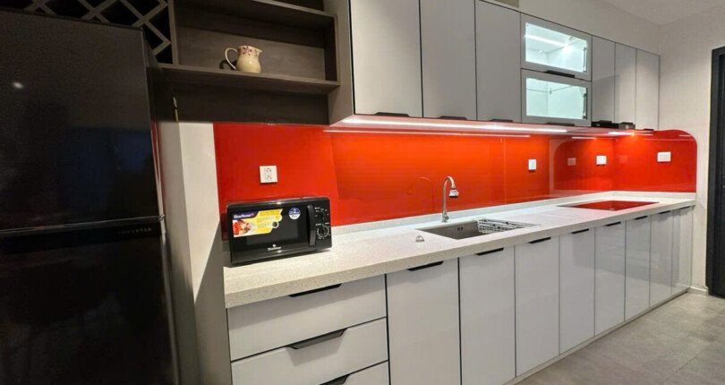 khong gian bep rong rai 8 810x430 - Giá mua bán căn hộ 2 phòng ngủ Block B Chung cư The Antonia Phú Mỹ Hưng T10/2024