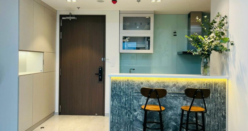 khong gian bep va phong an 810x430 - Bán gấp căn hộ 2 phòng ngủ Cardinal Court block A lầu cao, view hồ bơi nội thất cao cấp, giá 7,9 tỷ