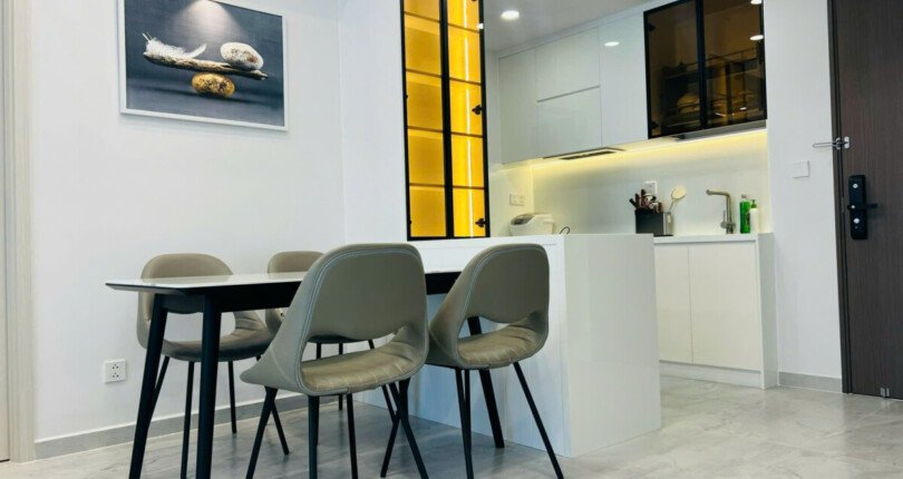 khong gian phong an va bep 1 810x430 - Giá mua bán căn hộ 2pn Block B view hồ bơi chung cư Cardinal Court Phú Mỹ Hưng T10/2024