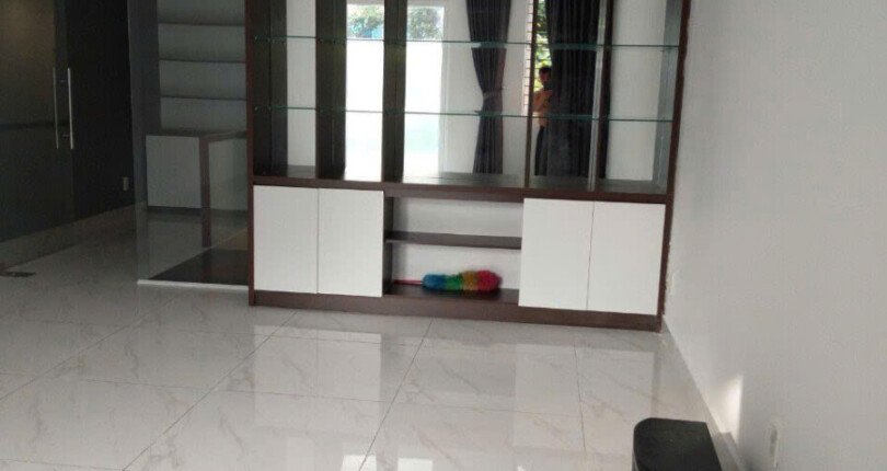 khong gian phong khach tang tret 1 810x430 - Giá mua bán nhà phố nguyên căn mặt Đường số 2 Kdc Sadeco Phước Kiển A Nhà Bè T10/2024