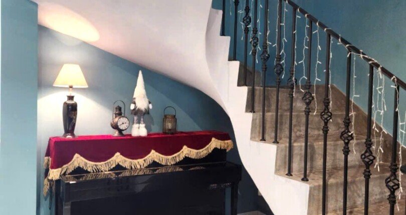 khu vuc cau thang bo len lau 1 810x430 - Giá mua bán nhà Biệt thự compound có hồ bơi Amelie Villa Phú Mỹ Hưng Nhà Bè T11/2024