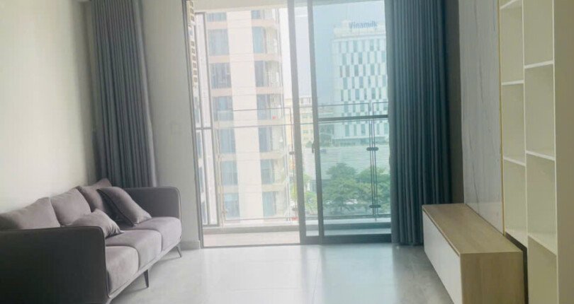 phong khach can ho ban 22 810x430 - Bán gấp căn hộ Cardinal Court 2 phòng ngủ block B view trực diện hồ bơi, giá 8 tỷ