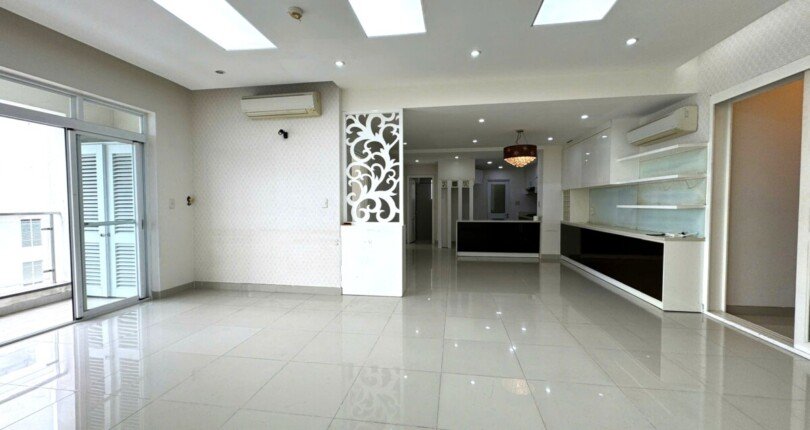 phong khach can ho ban 4 810x430 - Mua bán căn hộ 3pn Block D view sông Chung cư Riverside Residence Quận 7 T10/2024