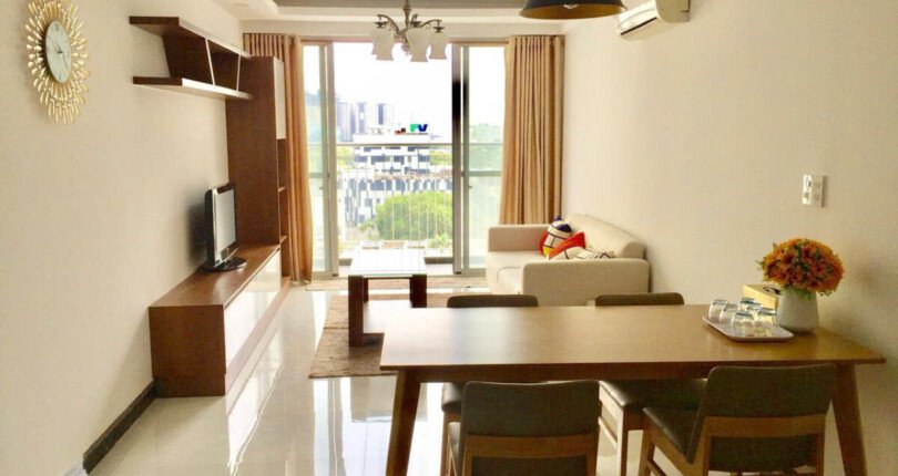 phong khach can ho ban 810x430 - Bán căn hộ chung cư ScenicValley 1, 80m2, 02pn, giá 5.650 tỷ, đầy đủ nội thất, view hồ bơi.