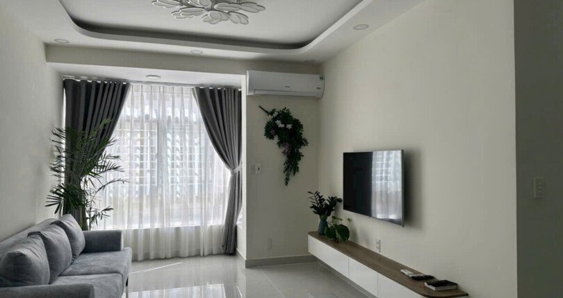 phong khach rong rai 1 810x430 - Giá mua bán căn hộ 3 phòng ngủ Chung cư Sky Garden 2 Phú Mỹ Hưng Quận 7 T10/2024