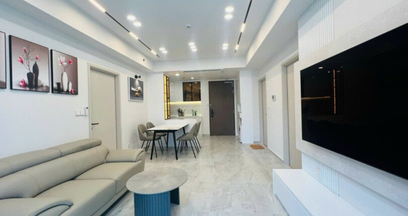 phong khach rong rai 810x430 - Giá mua bán căn hộ 2pn Block B view hồ bơi chung cư Cardinal Court Phú Mỹ Hưng T10/2024