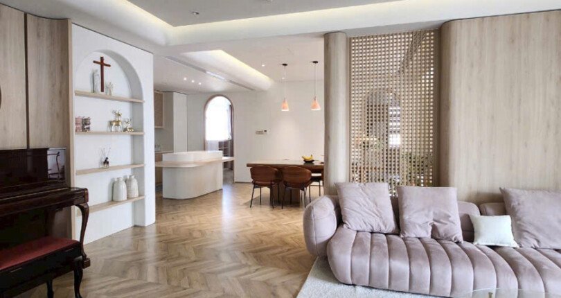 phong khach rong rai sang trong hoan thien noi that cao cap 810x430 - Giá mua bán căn hộ 3 phòng ngủ chung cư Riverside Residence Phú Mỹ Hưng T10/2024