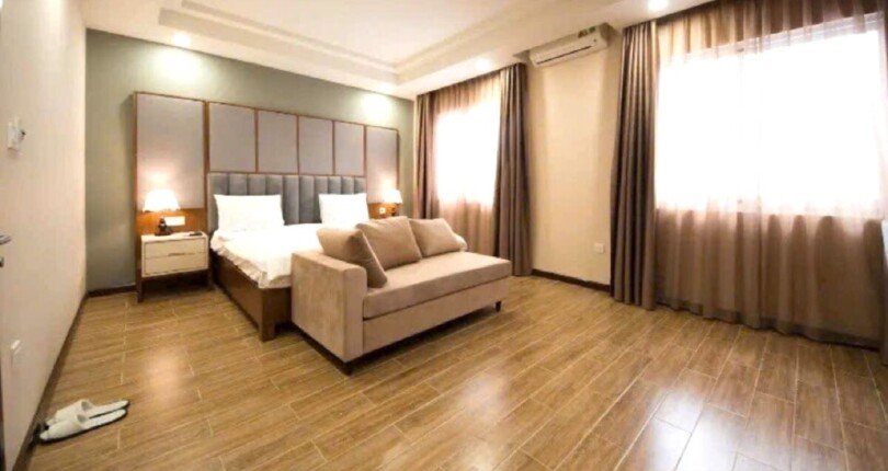 phong khach san rong rai 810x430 - Giá cho thuê tòa nhà nguyên căn khách sạn đường Lê Văn Thiêm Quận 7 T10/2024