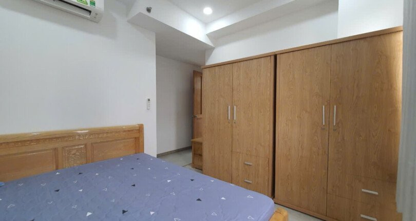 phong ngu can ho ban 34 810x430 - Bán căn hộ chung cư Scenic Valley 2, 77m2, tầng sân vườn, 02pn, giá 5.3 tỷ, nhà đang có hợp đồng thuê.