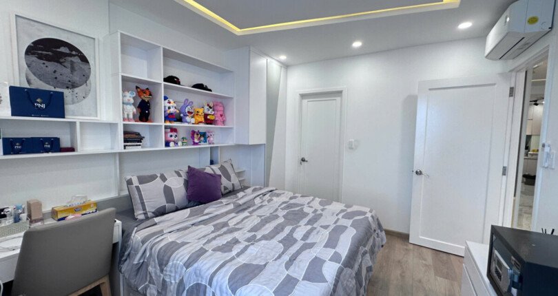 phong ngu can ho ban 4 810x430 - Bán căn hộ chung cư Saigon South, 72m2, giá 4.650 tỷ, nhà đẹp, đầy đủ nội thất cao cấp.