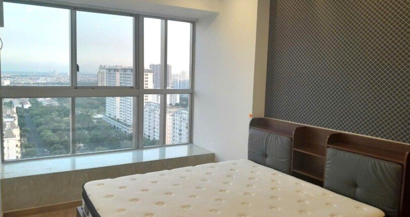 phong ngu co cua so rong rai 810x430 - Giá mua bán căn hộ 2 phòng ngủ Block D Chung cư Midtown m7 T10/2024