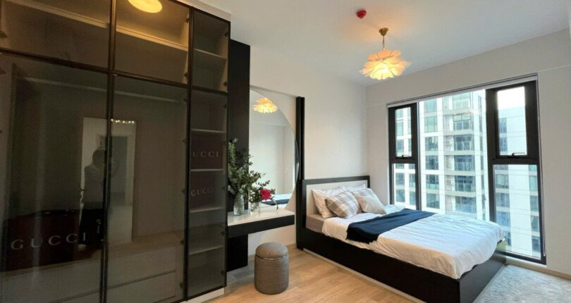 phong ngu master rong rai 810x430 - Bán gấp căn hộ 2 phòng ngủ Cardinal Court block A lầu cao, view hồ bơi nội thất cao cấp, giá 7,9 tỷ