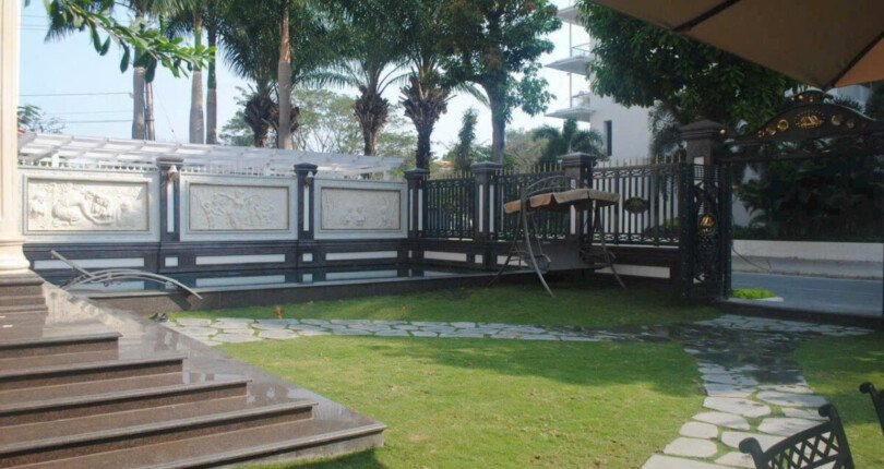 san truoc nha cho thue 810x430 - Giá cho thuê nhà Biệt thự có hồ bơi Khu Mỹ Tú 2 Phú Mỹ Hưng Quận 7 T10/2024