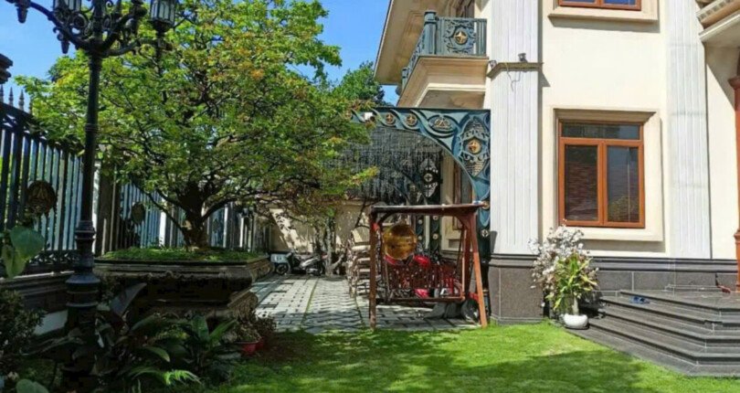 san vuon ben hong nha biet thu cho thue 810x430 - Giá cho thuê nhà Biệt thự có hồ bơi Khu Mỹ Tú 2 Phú Mỹ Hưng Quận 7 T10/2024