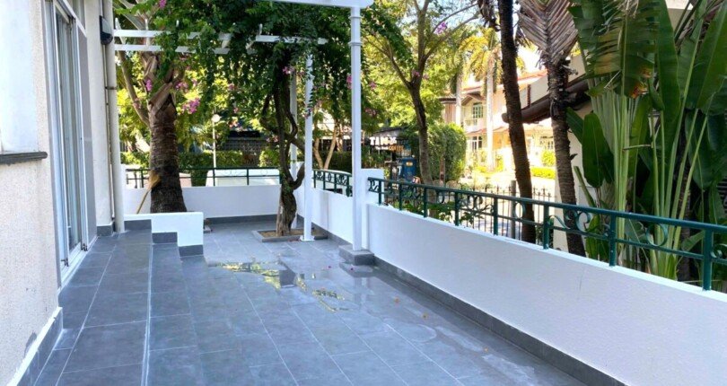 san vuon rong rai 810x430 - Giá mua bán căn hộ 4pn tầng trệt Block D Chung cư Mỹ Tú 1 Phú Mỹ Hưng Quận 7 T10/2024