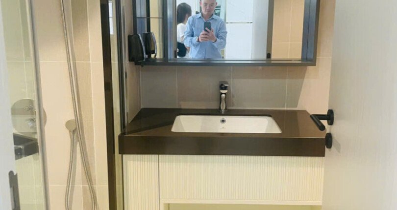 toilet can ho ban 1 810x430 - Bán gấp căn hộ Cardinal Court 2 phòng ngủ block B view trực diện hồ bơi, giá 8 tỷ