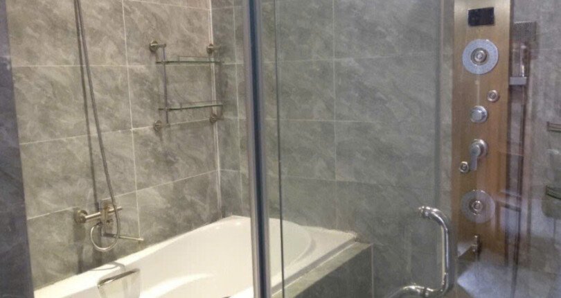 toilet co bon tam nam 1 810x430 - Giá mua bán nhà phố nguyên căn mặt Đường số 2 Kdc Sadeco Phước Kiển A Nhà Bè T10/2024