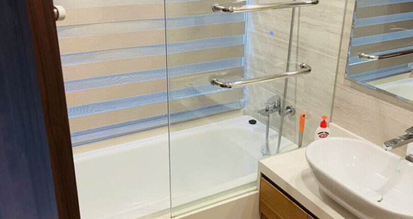 toilet co bon tam nam 810x430 - Giá mua bán căn hộ 3pn chung cư Midtown m7 Phú Mỹ Hưng Quận 7 T10/2024