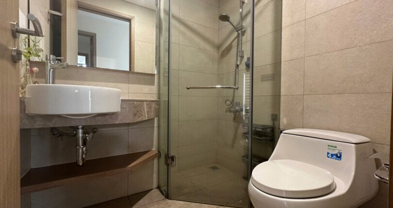 toilet day du thiet bi 810x430 - Giá mua bán căn hộ 2pn chung cư Urban Hill Phú Mỹ Hưng Quận 7 T10/2024
