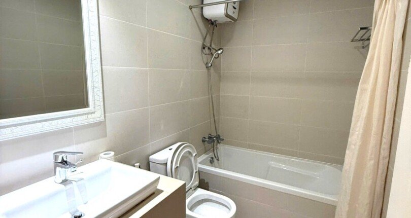 toilet master co bon tam nam 810x430 - Giá cho thuê căn hộ 3 phòng ngủ Block B Chung cư Green Valley Phú Mỹ Hưng Quận 7 T10/2024