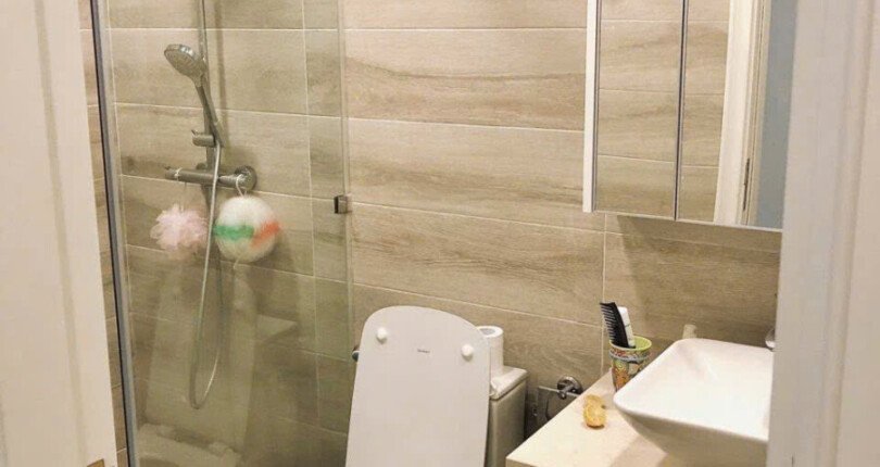 toilet phong khach 810x430 - Giá mua bán căn hộ 3 phòng ngủ chung cư Vinhomes Golden River Quận 1 t11/2024