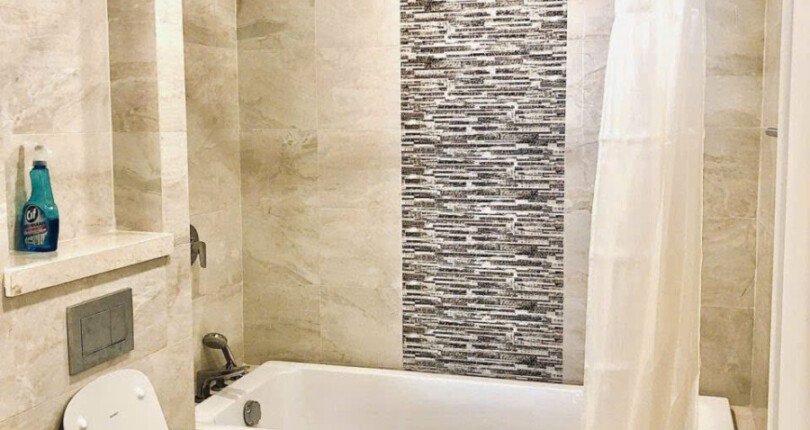toilet phong ngu master co bon tam nam 810x430 - Giá mua bán căn hộ 3 phòng ngủ chung cư Vinhomes Golden River Quận 1 t11/2024