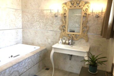 toilet-sang-trong-co-bon-tam-nam