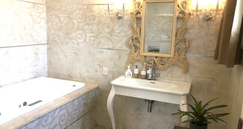 toilet sang trong co bon tam nam 810x430 - Giá mua bán nhà Biệt thự căn góc Nam Thiên 3 nội khu Cảnh Đồi Phú Mỹ Hưng Quận 7 T11/2024