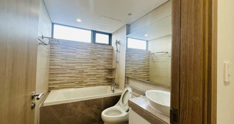 toilet trong can ho ban 1 810x430 - Giá mua bán căn hộ 3pn Chung cư Urban Hill Quận 7 T10/2024