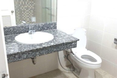 toilet-trong-can-ho-ban