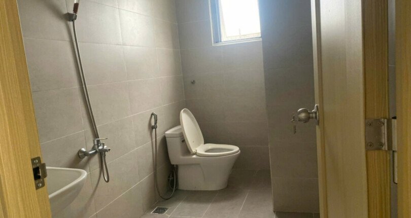 toilet trong can ho ban 810x430 - Giá mua bán căn hộ 3pn view Biệt thự Chung cư Hưng Phúc Happy Residence Quận 7 T10/2024
