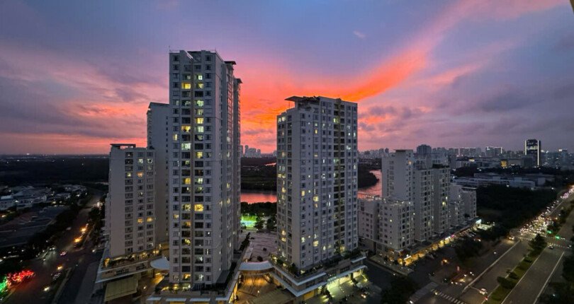 view ban cong can ho ban 810x430 - Giá mua bán căn hộ 2 phòng ngủ Block B Chung cư The Antonia Phú Mỹ Hưng T10/2024