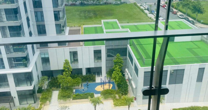 view ban cong phong khach 2 810x430 - Bán gấp căn hộ Cardinal Court 2 phòng ngủ block B view trực diện hồ bơi, giá 8 tỷ