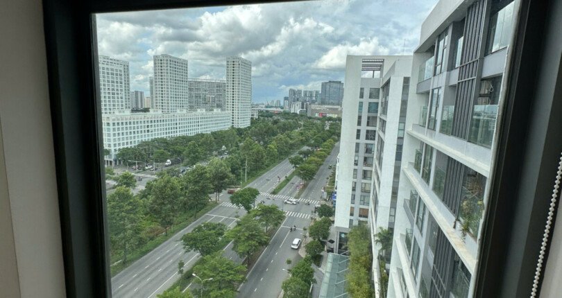 view ban cong phong khach 810x430 - Giá mua bán căn hộ 2pn chung cư Urban Hill Phú Mỹ Hưng Quận 7 T10/2024