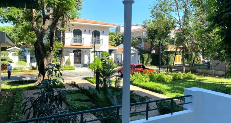 view nhin tu phong khach can ho ban 810x430 - Giá mua bán căn hộ 4pn tầng trệt Block D Chung cư Mỹ Tú 1 Phú Mỹ Hưng Quận 7 T10/2024