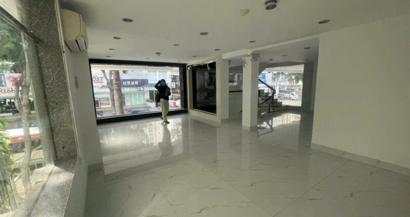 z5965939280070 d8d74ec058a6a3d6a8e2a36e83d7b6c6 810x430 - Bán và cho thuê Tòa Nhà VP Góc 2 Mặt Tiền Đường Phạm Văn Nghị Q7