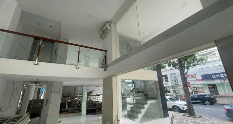 z5965939288690 7e0663a44c0d6f3f45d2e428cea4014b 810x430 - Bán và cho thuê Tòa Nhà VP Góc 2 Mặt Tiền Đường Phạm Văn Nghị Q7