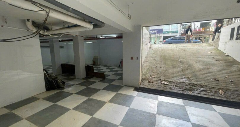 z5965939292812 55f20f76a721355fc353e7eeb2edf288 810x430 - Bán và cho thuê Tòa Nhà VP Góc 2 Mặt Tiền Đường Phạm Văn Nghị Q7