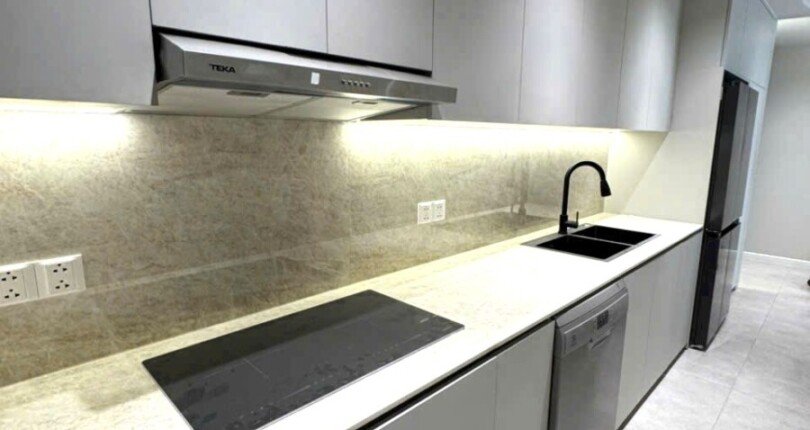 bep trong can ho ban 2 810x430 - Giá mua bán căn hộ 2pn chung cư The Antonia Phú Mỹ Hưng Quận 7 T11/2024