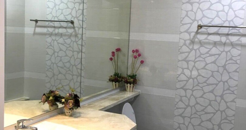 can canh toilet phong khach 810x430 - Giá mua bán căn hộ số 02 Block H chung cư Happy Valley Phú Mỹ Hưng Quận 7 T11/2024