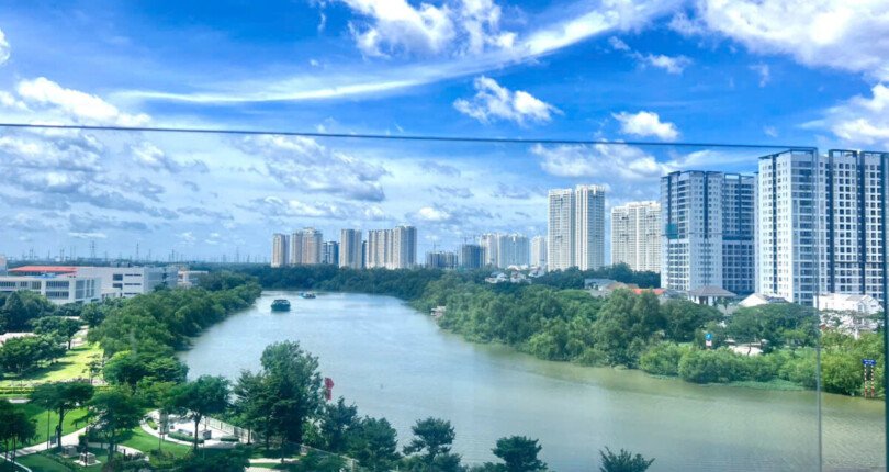 can ho lien ke song 810x430 - Giá cho thuê căn hộ 3 phòng ngủ block C view sông chung cư Riverpark Residence Quận 7