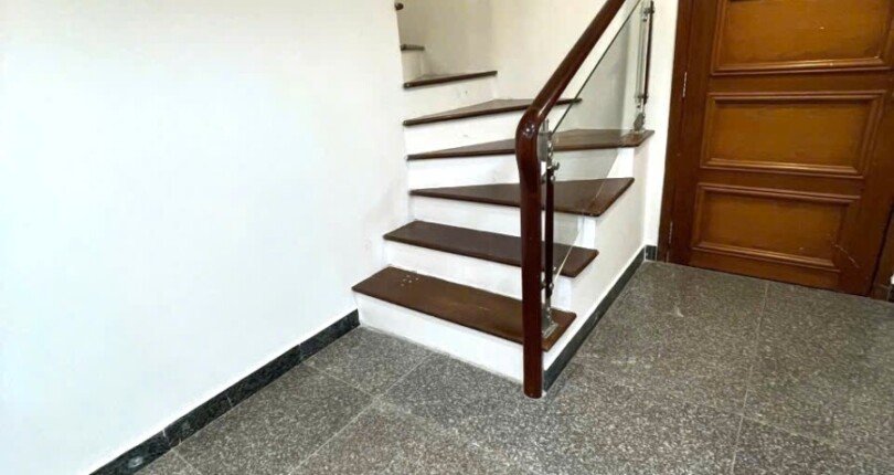 cau thang len lau 1 810x430 - Giá mua bán căn hộ Duplex 3 phòng ngủ Block C Chung cư Phú Hoàng Anh Nhà Bè T11/2024