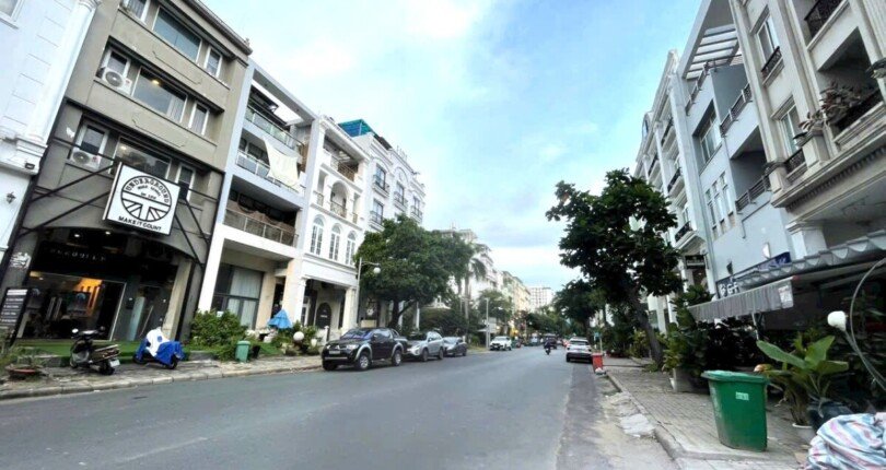 duong pham thai buong quan 7 810x430 - Giá mua bán cặp nhà phố liền kề mặt đường Phạm Thái Bường Phú Mỹ Hưng Quận 7 T11/2024