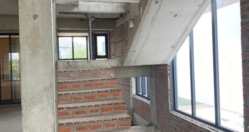 hien trang cau thang bo tho 810x430 - Giá mua bán nhà Biệt thự nguyên căn Kdc Lavila Derio mặt Đường số 8 Nhà Bè T11/2024