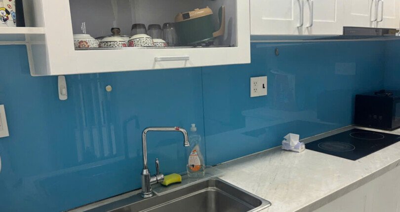 hinh anh bep can ho ban 810x430 - Cần bán căn góc, 02pn, 77m2, chung cư Scenic Valley 1, giá 5.4 tỷ, đầy đủ nội thất, xem nhà dễ.