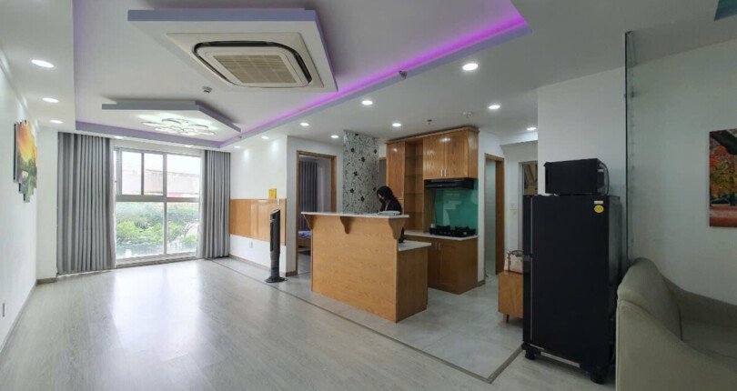 hinh anh phong khach can ho can ban 1 810x430 - Bán căn hộ chung cư Scenic Valley 2, 77m2, tầng sân vườn giá 5.3 tỷ, đầy đủ nội thất , nhà có hợp đồng thuê.