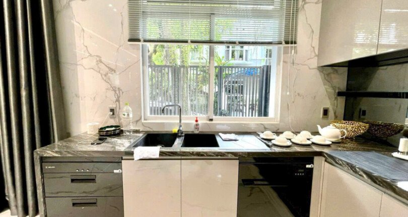 khong gian bep rong rai 810x430 - Giá mua bán nhà Biệt thự Mỹ Thái Phú Mỹ Hưng Quận 7 t11/2024