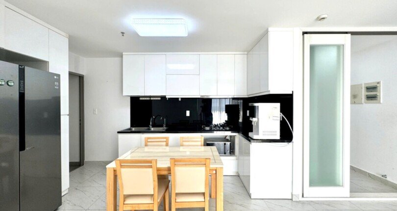 khong gian bep va phong an 810x430 - Giá mua bán căn hộ 2 phòng ngủ chung cư Hưng Phúc Happy Residence Quận 7 T11/2024