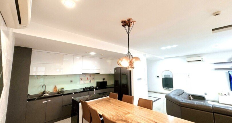 khong gian bep va phong an rong rai 810x430 - Giá mua bán căn hộ 3 phòng ngủ Block A Chung cư Happy Valley Quận 7 T11/2024